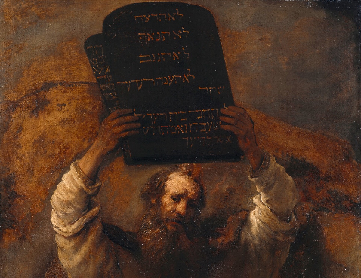 Moshe holding the Tablets of the Ten Commandments above his head